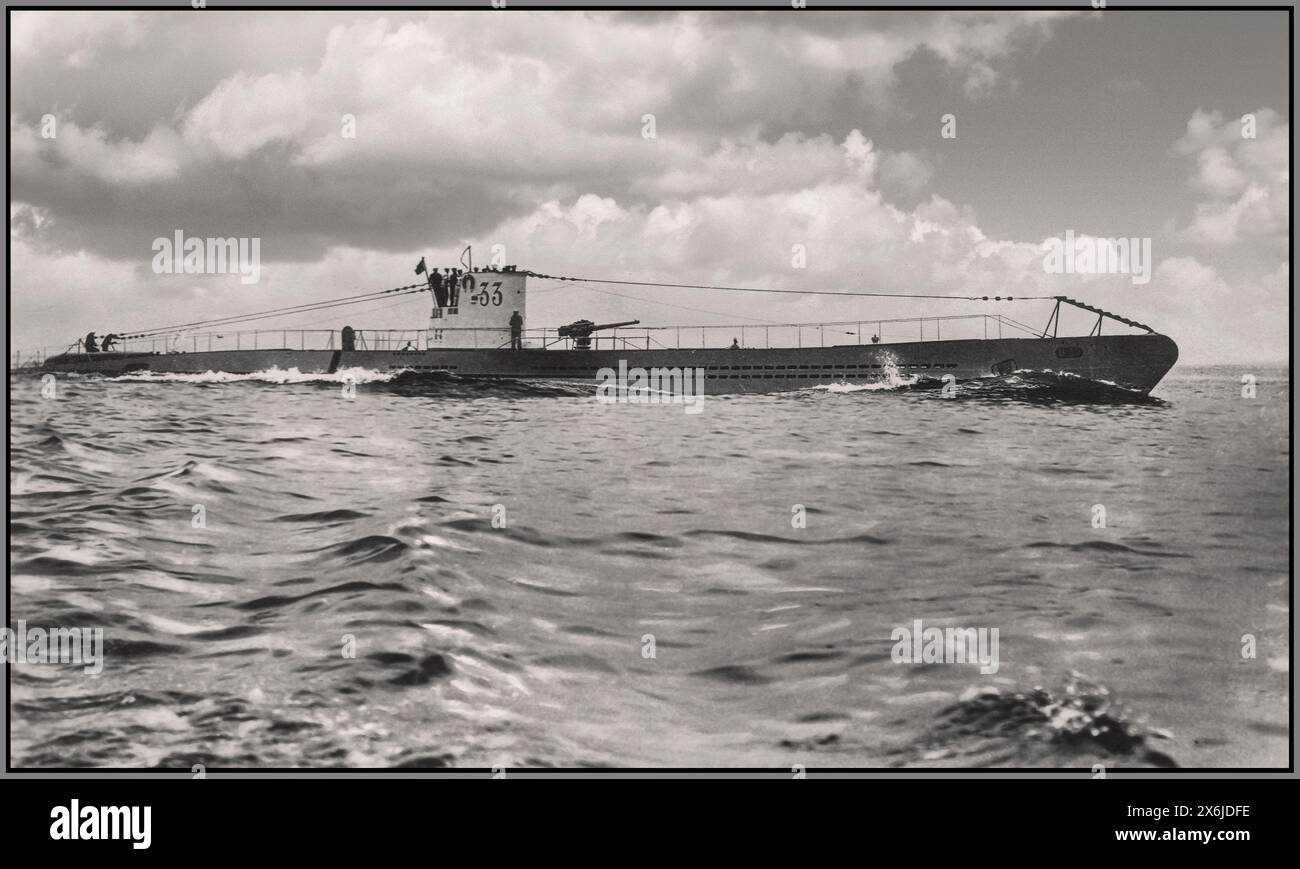 LA BARCA UNTERSEE SM U-33 era un U-Boot tedesco di tipo U 31 della Marina Imperiale tedesca. U-Boat Unterseeboat 33 della Marina imperiale tedesca. U-Boat tedesco WW1 in superficie. Gli U-Boot Untersee erano sottomarini navali gestiti dalla Germania, in particolare durante la prima e la seconda guerra mondiale. Efficienti armi della flotta contro le navi da guerra nemiche, sono state utilizzate più efficacemente in un ruolo di guerra economica che imponeva un blocco navale contro le navi nemiche. Prima guerra mondiale barca Untersee - alla fine della guerra, l'U-33 fu consegnato agli inglesi a Harwich il 16 gennaio 1919 Foto Stock