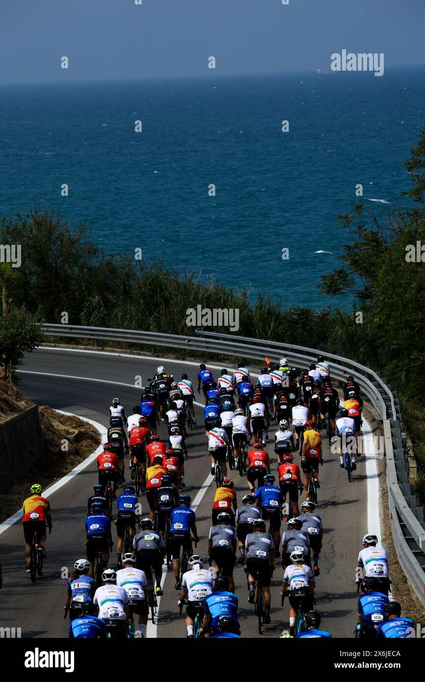 Sanremo, Italia. 15 maggio 2024. Tappa 11 Casalbordino - Francavilla al Mare - 15 maggio 2024. Sport - ciclismo . Giro-e nella foto: Gara (foto di Alessandro Garofalo/LaPresse) credito: LaPresse/Alamy Live News Foto Stock