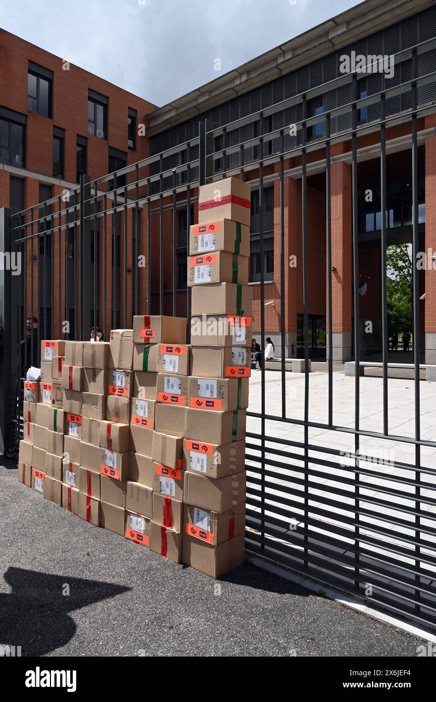 © REMY GABALDA/MAXPPP - 15/05/2024 plusieurs dizaines de professeurs des écoles ont rapporté les kits jeux olympiques devant les grilles du rectorat à Toulouse. Kit CES, composés d'une pièce de deux euros et un livret, ont été distribués aux élèves par le gouvernement. CES enseignants manifestants refusent de les distribuer car ils considèrent qu'ils n'ont pas le droit de donner de l'argent aux élèves, et qu'il n'y a aucun intérêt pédagogique dans la demarche. Tolosa, Francia, 15 maggio 2024 Followinf Paris olympics marketing nelle scuole francesi. Diverse dozzine di insegnanti di scuola hanno portato t Foto Stock