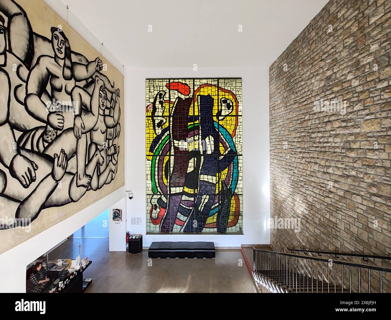 Biot, Francia - 4 dicembre 2023: All'interno del museo nazionale Fernand Leger di Biot Foto Stock