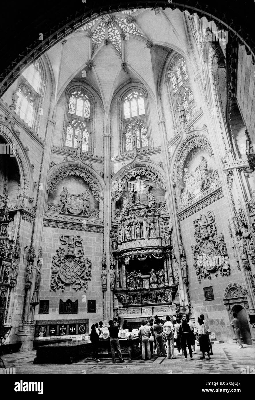 Spain Santiago de Compostela Galicia 1987 scansionato nel 2024 Santiago de Compostela, semplicemente Santiago, o Compostela, è la capitale della comunità autonoma della Galizia, nel nord-ovest della Spagna. La città ha origine nel santuario di San Giacomo il grande, ora cattedrale di Santiago de Compostela, come destinazione della via di San Giacomo, un importante percorso di pellegrinaggio cattolico sin dal IX secolo. Foto Stock