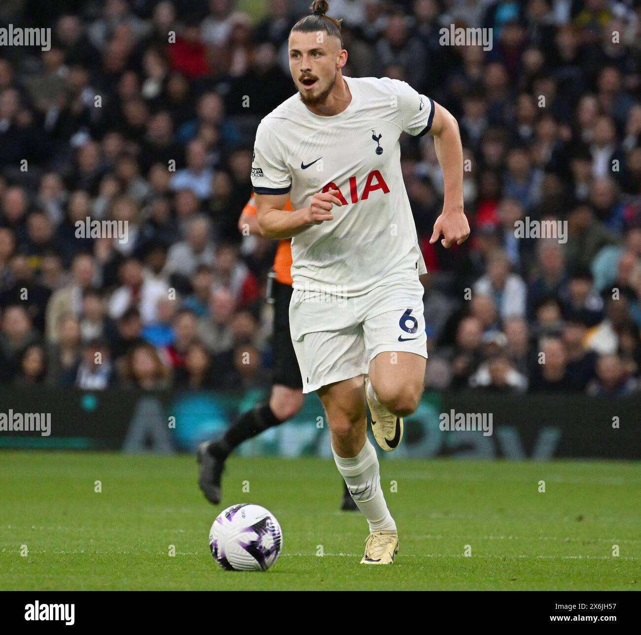 Londra, Regno Unito. 14 maggio 2024. Radu Dragusin di Tottenham Hotspur in azione. Partita di Premier League, Tottenham Hotspur contro Manchester City allo stadio Tottenham Hotspur di Londra martedì 14 maggio 2024. Questa immagine può essere utilizzata solo per scopi editoriali. Foto per uso editoriale di Sandra Mailer/Andrew Orchard fotografia sportiva/Alamy Live news Credit: Andrew Orchard fotografia sportiva/Alamy Live News Foto Stock