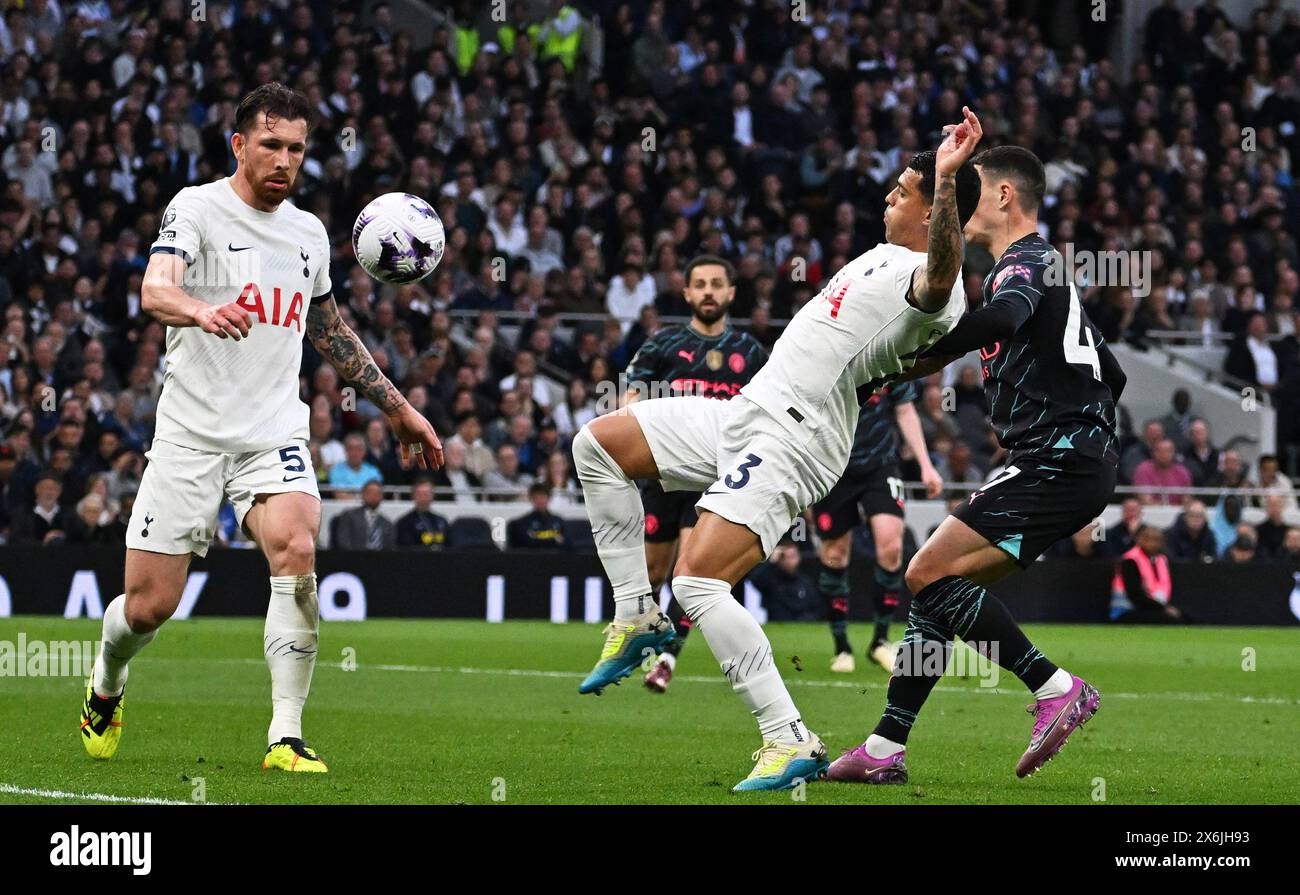 Londra, Regno Unito. 14 maggio 2024. Peddro Porro del Tottenham Hotspur calcia la palla da Phil Foden del Manchester City. Partita di Premier League, Tottenham Hotspur contro Manchester City allo stadio Tottenham Hotspur di Londra martedì 14 maggio 2024. Questa immagine può essere utilizzata solo per scopi editoriali. Foto per uso editoriale di Sandra Mailer/Andrew Orchard fotografia sportiva/Alamy Live news Credit: Andrew Orchard fotografia sportiva/Alamy Live News Foto Stock