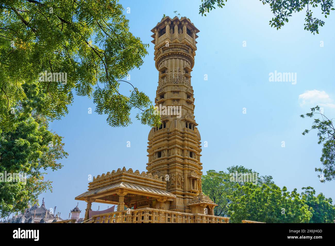Tempio Hutheesing Jain ad Ahmenabad, Gujarat, India. Esempio di antico tempio giainiano sacro in stile architettonico Maru-Gujarat Foto Stock