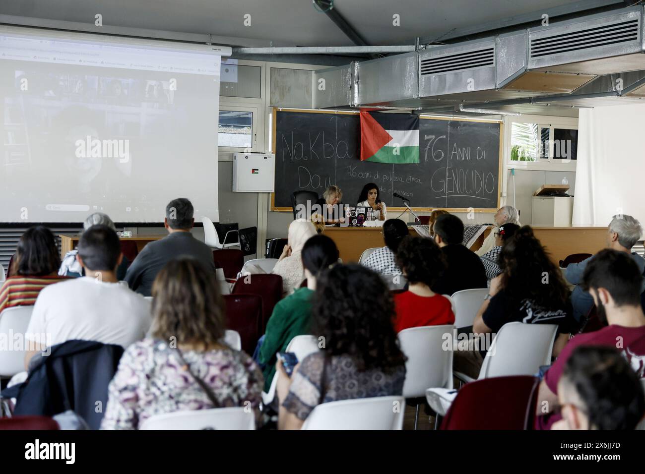 Roma, Italia. 15 maggio 2024. Nakba Day all'Università la Sapienza . Assemblea studentesca con esperti in medioriente - Cronaca - Roma, Italia - Mercoledì, 15 maggio 2024 (foto Cecilia Fabiano/LaPresse) Nakba Day in Sapienza University, Assembly on Palestine - News - Roma, Italia - giovedì 15 maggio 2024 (foto Cecilia Fabiano/LaPresse) crediti: LaPresse/Alamy Live News Foto Stock