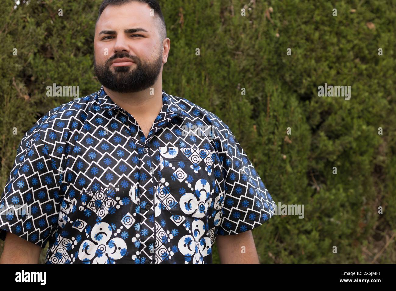 Questo ritratto cattura un momento sereno di un uomo di 30 anni con un profondo pensiero. Foto Stock