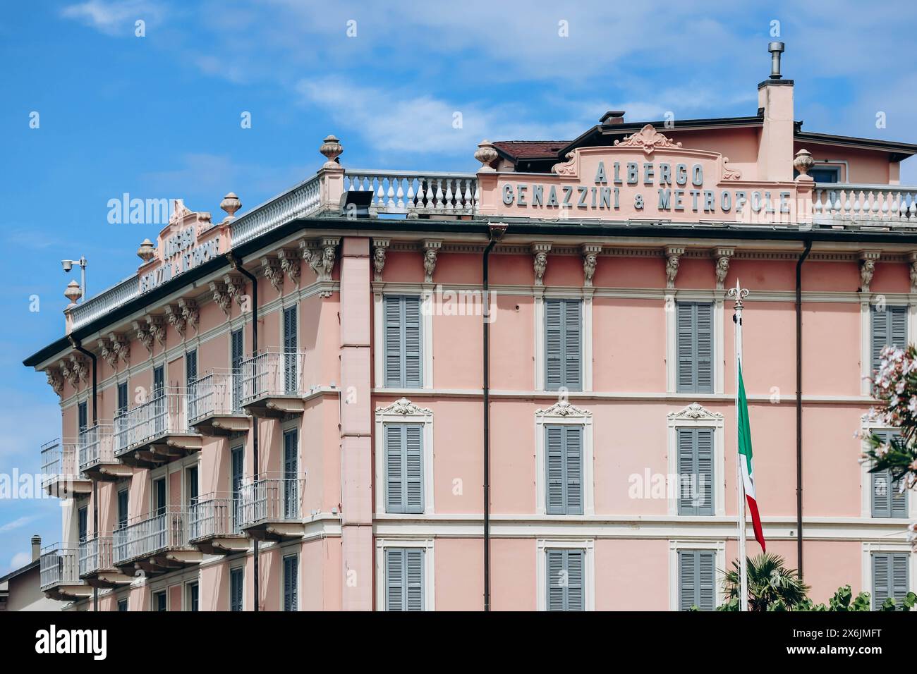 Bellagio, Italia - 8 agosto 2023: Facciata rosa dell'Hotel Metropole Bellagio Foto Stock