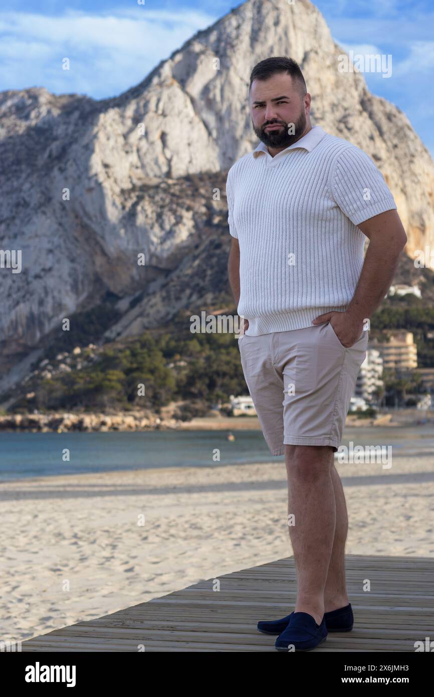 Questo straordinario ritratto mostra un uomo di 30 anni sullo sfondo tranquillo dell'iconica Ifach Rock di Calpe. T Foto Stock