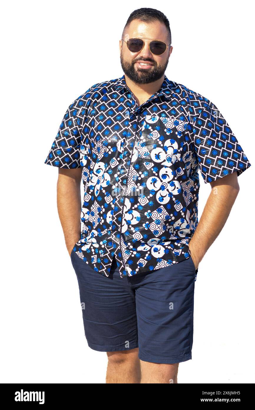 Questo ritratto raffigura un uomo di 30 anni, il cui comportamento rilassato e un abbigliamento elegante parlano della sua sofisticazione moderna. Foto Stock