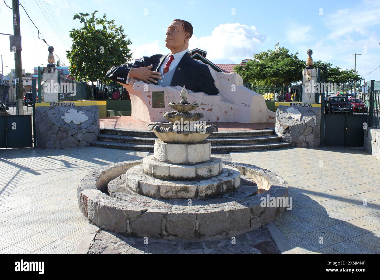 St. John's, Antigua and Barbuda - 27 novembre 2016: Veduta della grande statua dell'ex primo ministro Antiguano Sir Vere Cornwall Bird in St John's.. Foto Stock