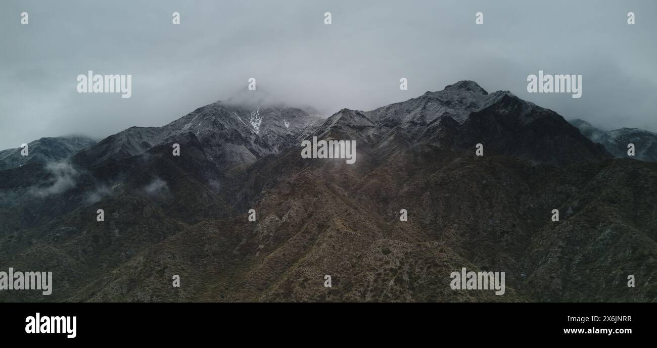 Cime innevate delle Ande a Mendoza, Argentina, in una fredda giornata invernale. Foto Stock