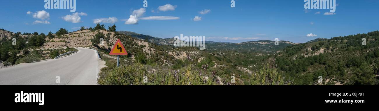 Strada di campagna su Rodi, l'arcipelago del Dodecaneso, le isole greche, la Grecia Foto Stock