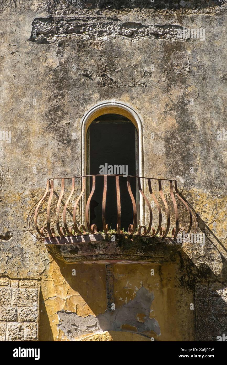 Rovine della città fantasma di Eleousa, balcone, Lost Place, Rodi, Dodecaneso, isola greca, Grecia Foto Stock