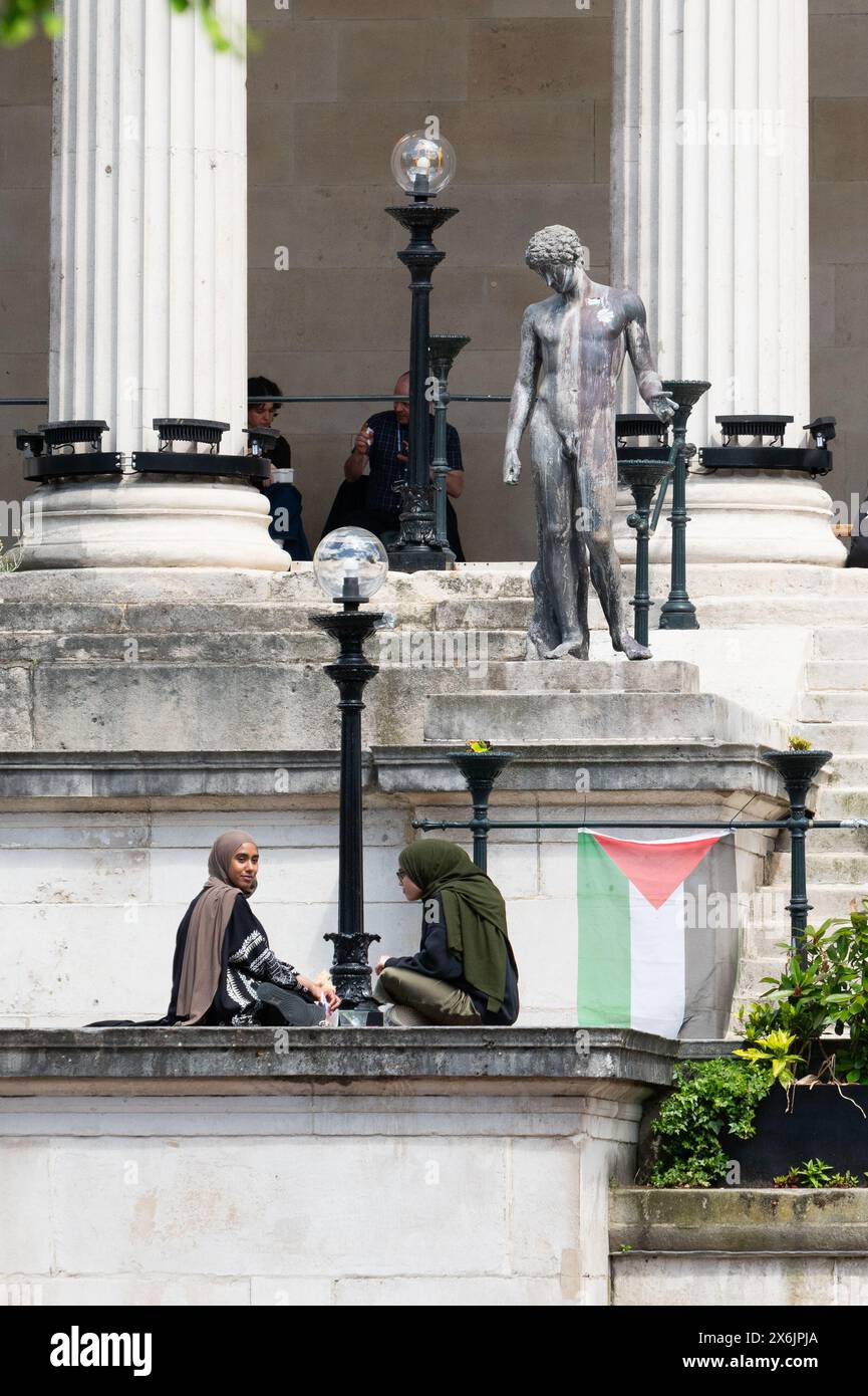 Londra, Regno Unito. 15 maggio 2024. I sostenitori della Palestina del raduno "UCL sta per giustizia" presso l'University College London (UCL), che hanno occupato dal 2 maggio 2024, in segno di protesta contro la guerra di Israele a Gaza e chiedendo la cessione del college da parte di aziende, compresi i produttori di armi, questo fornisce Israele e invita l'università a condannare le azioni israeliane che violano il diritto internazionale. L'occupazione studentesca è una delle tante che si svolgono nel centro di Londra. Crediti: Ron Fassbender/Alamy Live News Foto Stock