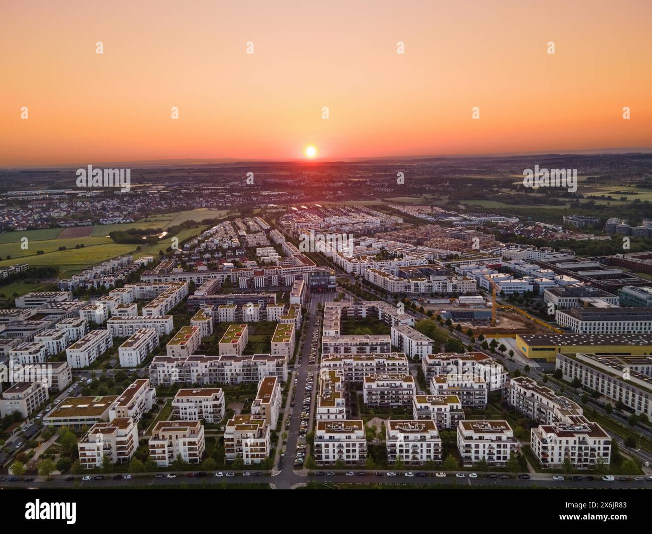 Il sole sorge sul quartiere Riedberg di Francoforte. (Vista aerea con drone), Riedberg, Francoforte sul meno, Assia, Germania Foto Stock