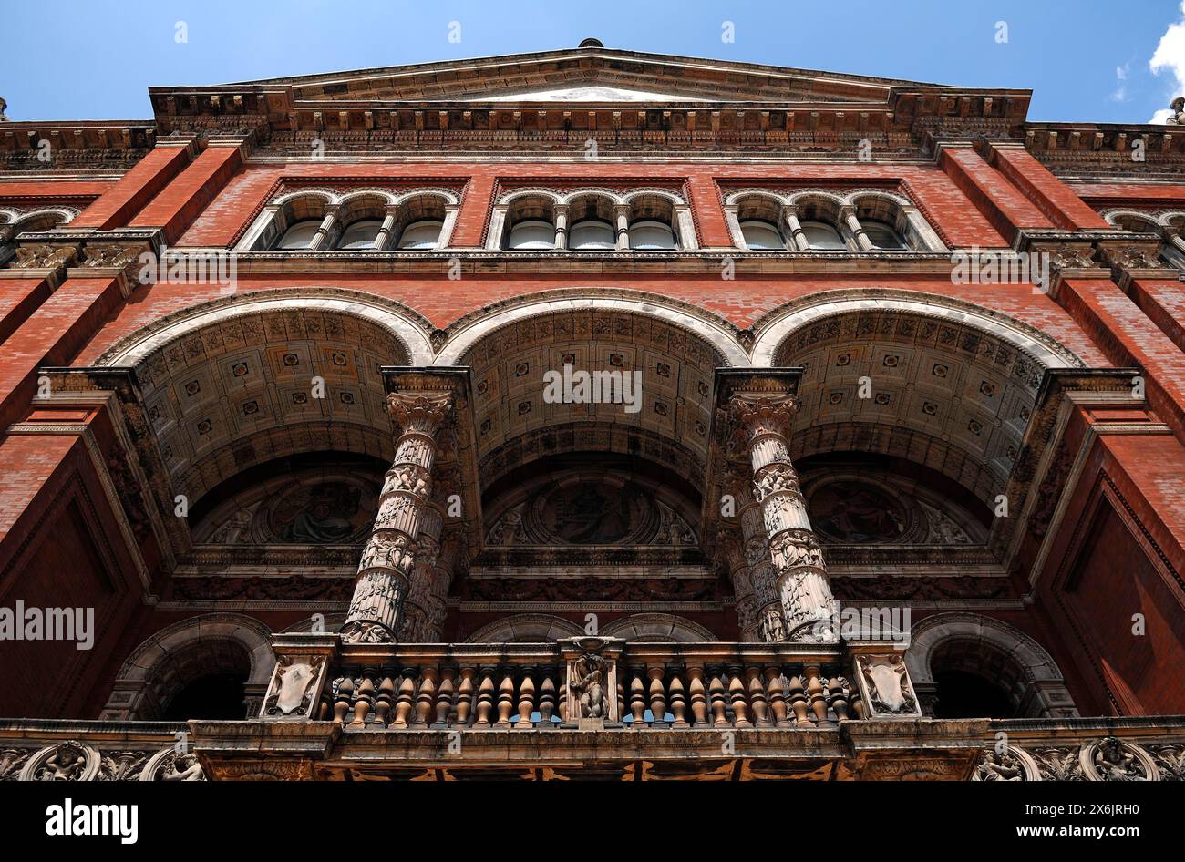 Victoria & Albert Museum con galleria vista dal cortile, 1-5 Exhibition Rd, Londra, Inghilterra, Regno Unito Foto Stock