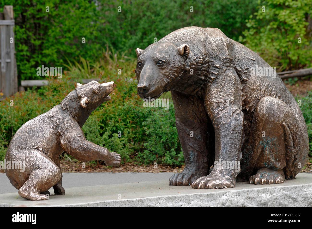 Sculture in bronzo di orsi polari (Ursus maritimus) nello zoo di Norimberga, am Tiergarten 30, Norimberga, Franconia media, Baviera, Germania Foto Stock