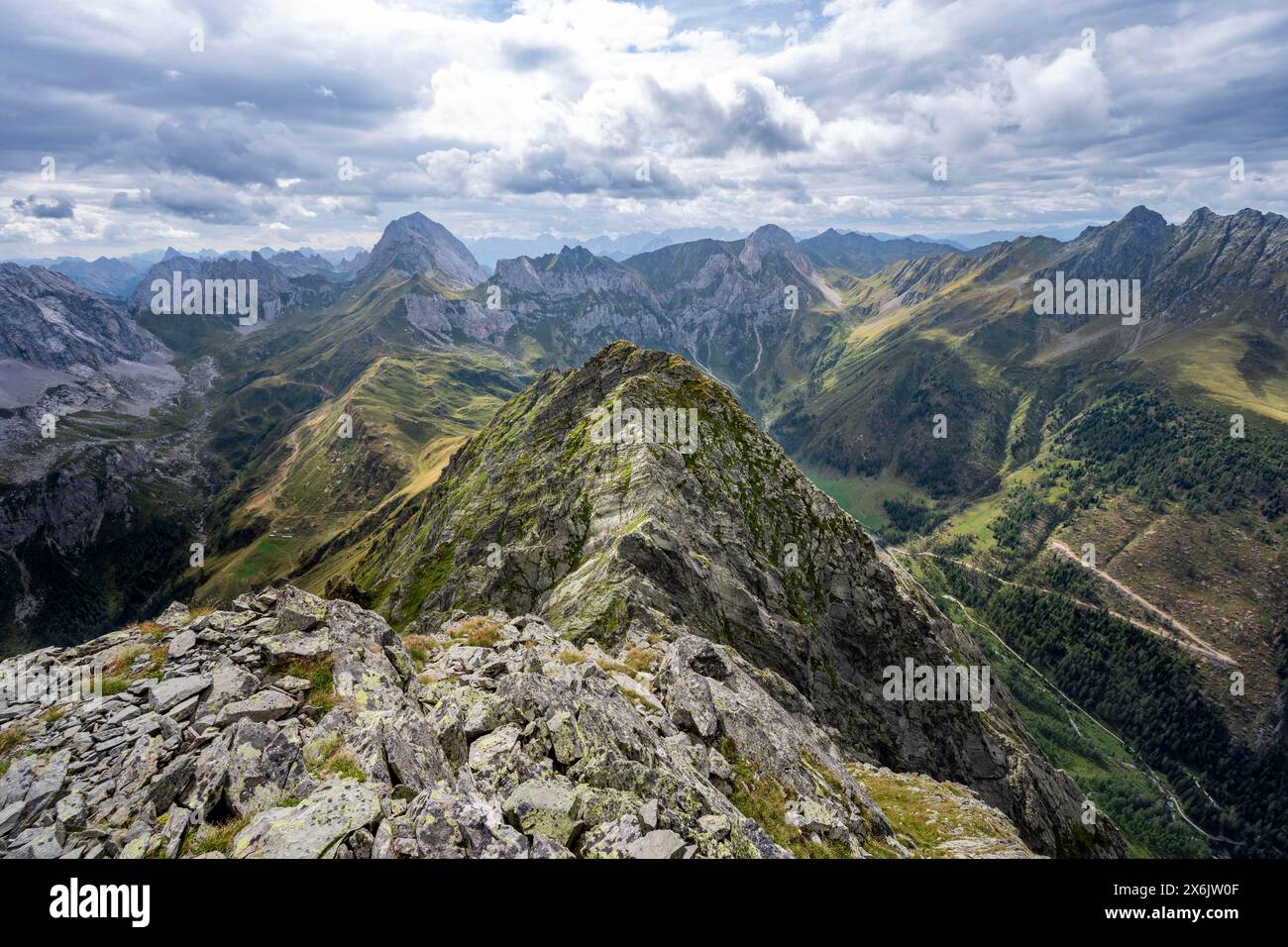 Vista del paesaggio montano, vetta sul crinale principale del Carnico, vista dal Raudenspitze o dal Monte Fleons sul crinale montano, le Alpi Carniche Foto Stock