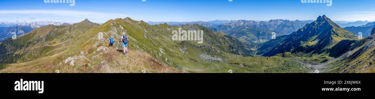 Panorama, alpinista su un crinale erboso, vista della valle di Lesach e panorama montano, Carnic High Trail, Carnic Main Ridge, Carnic Alps Foto Stock