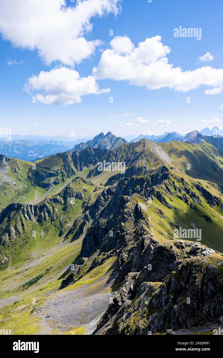 Panorama montano sulla sommità dell'Hochspitz o del Monte Vacomun, vista sul crinale principale del Carnico, il Sentiero Carnico, il Carnic Foto Stock