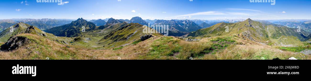 Panorama montano, paesaggio montano con creste erbose, Carnic High Trail, Carnic Main Ridge, Carnic Alps, Carinzia, Austria Foto Stock
