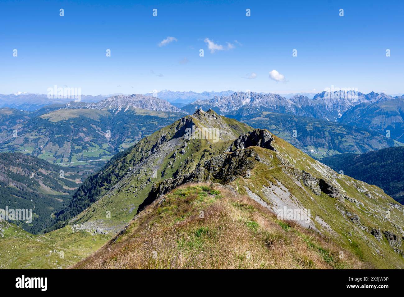 Cresta erbosa e vista sulla valle di Lesach, panorama montano, Carnic High Trail, Carnic Main Ridge, Carnic Alps, Carinzia, Austria Foto Stock