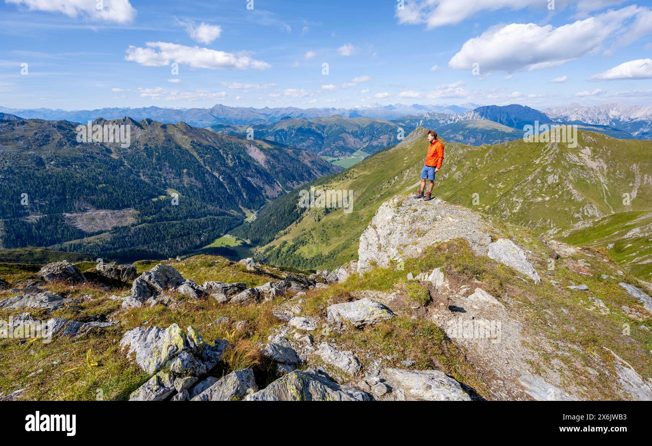 Alpinista in cima a Baerenbadegg, panorama montano con vista sulla valle Dorfertal, Carnic High Trail, Carnic Main Ridge, Carnic Alps Foto Stock