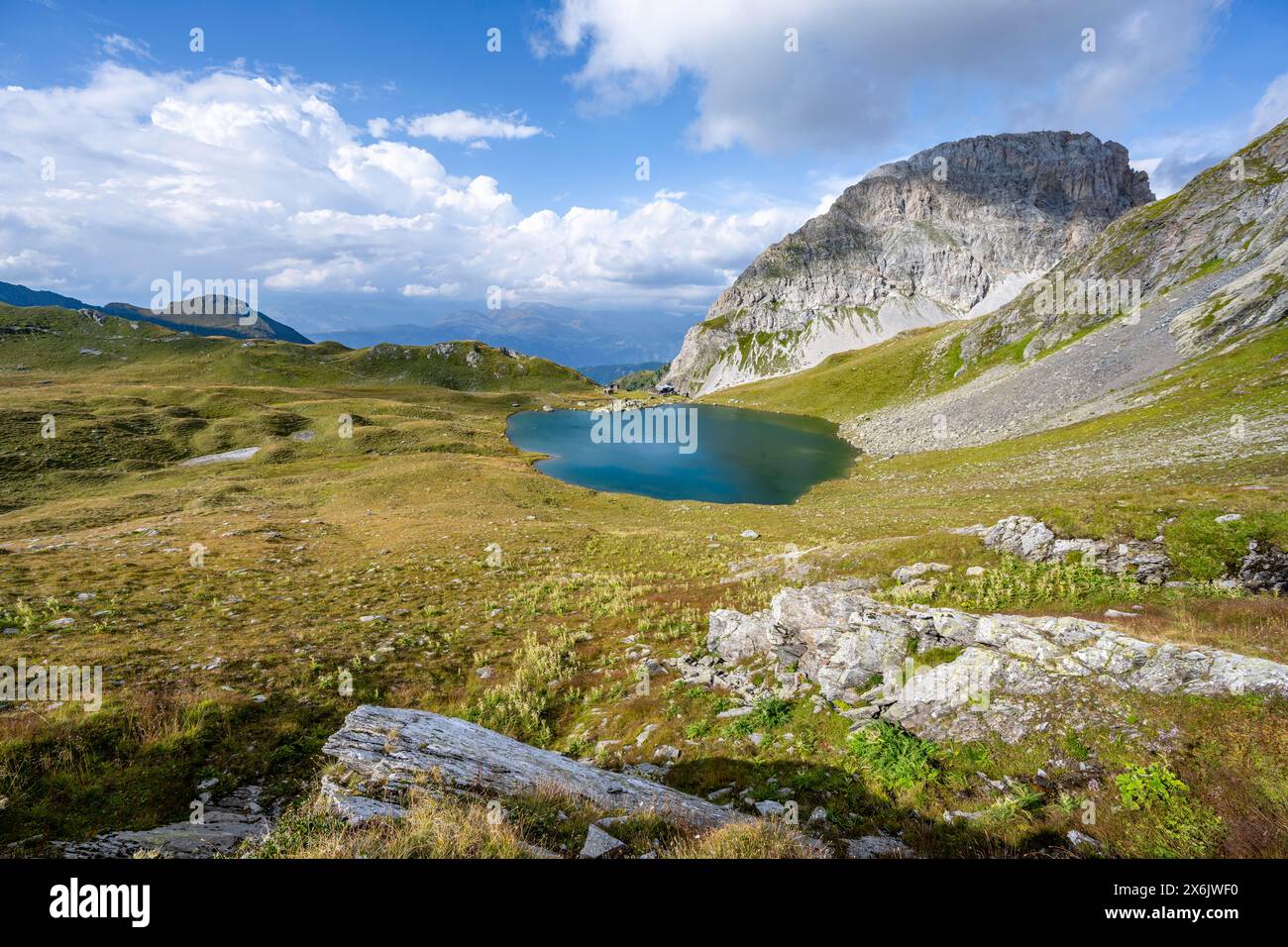 Rifugio Obstanserseehuette presso il lago di montagna Obstansersee, dietro la vetta rocciosa Rosskopf, la cresta principale Carnic, il Carnic High Trail, Carnic Foto Stock