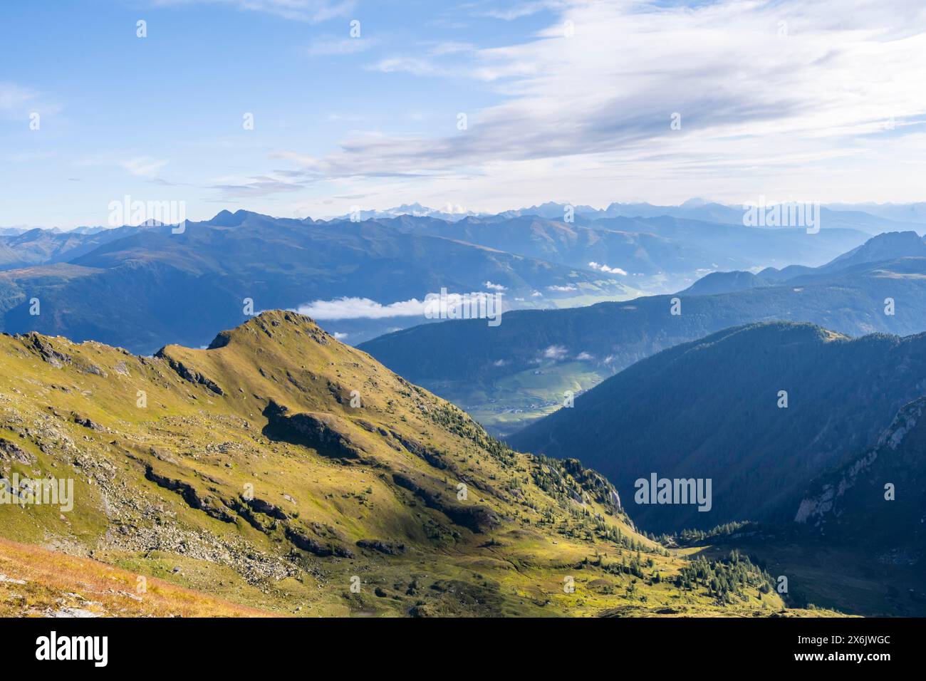 Valle di montagna e panorama montano alla luce del mattino, vista sulla valle di Winkler, la cresta principale di Carnic, il Carnic High Trail, le Alpi Carniche Foto Stock