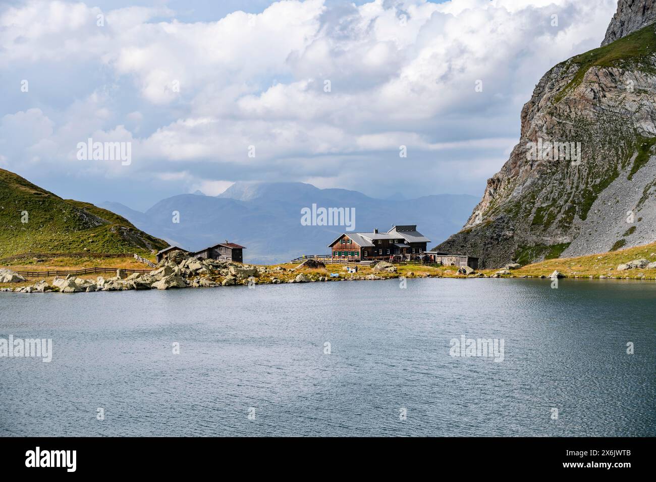 Rifugio Obstanserseehuette sul lago montano Obstansersee, cresta principale Carnic, alta via Carnic, Alpi Carniche, Carinzia, Austria Foto Stock