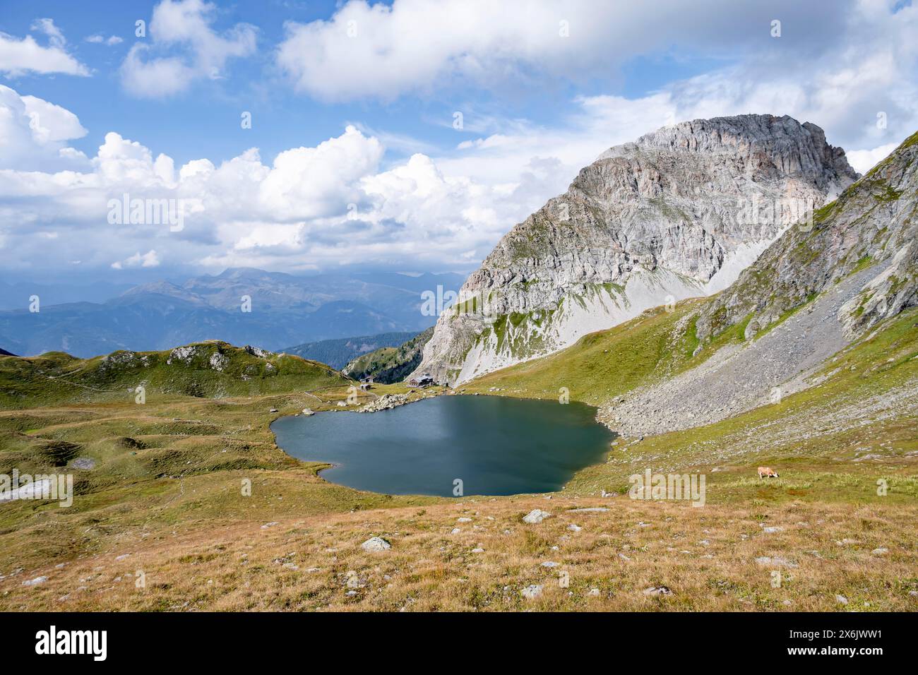 Rifugio Obstanserseehuette presso il lago di montagna Obstansersee, dietro la vetta rocciosa Rosskopf, la cresta principale Carnic, il Carnic High Trail, Carnic Foto Stock