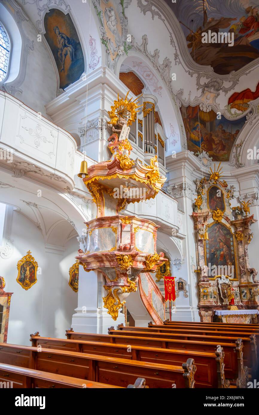 Pulpito barocco con decorazioni dorate, vista interna della chiesa parrocchiale cattolica, cattedrale di nostra Signora, isola Lindau, lago di Costanza, Baviera Foto Stock