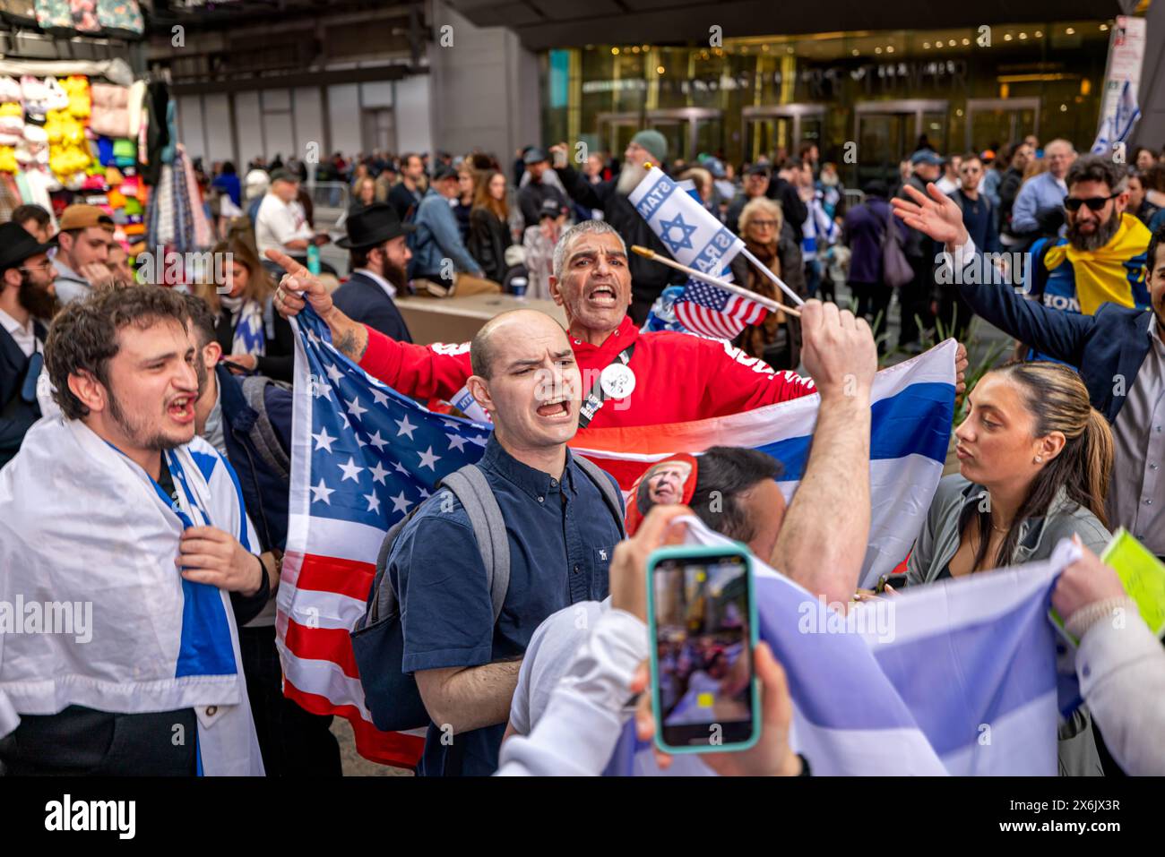 NEW YORK, NEW YORK - 13 MAGGIO: L'Organizzazione sionista d'America tiene una manifestazione pro-Israele il 13 maggio 2024 a Times Square New York. Il gruppo ha chiesto di continuare gli attacchi a Gaza e un assalto di terra a Rahfa, dove 1,3 milioni di persone fuggite dai combattimenti in altre parti di Gaza sono state intrappolate contro il confine egiziano con i nostri bisogni umani fondamentali. (Foto di Michael Nigro) credito: SIPA USA/Alamy Live News Foto Stock