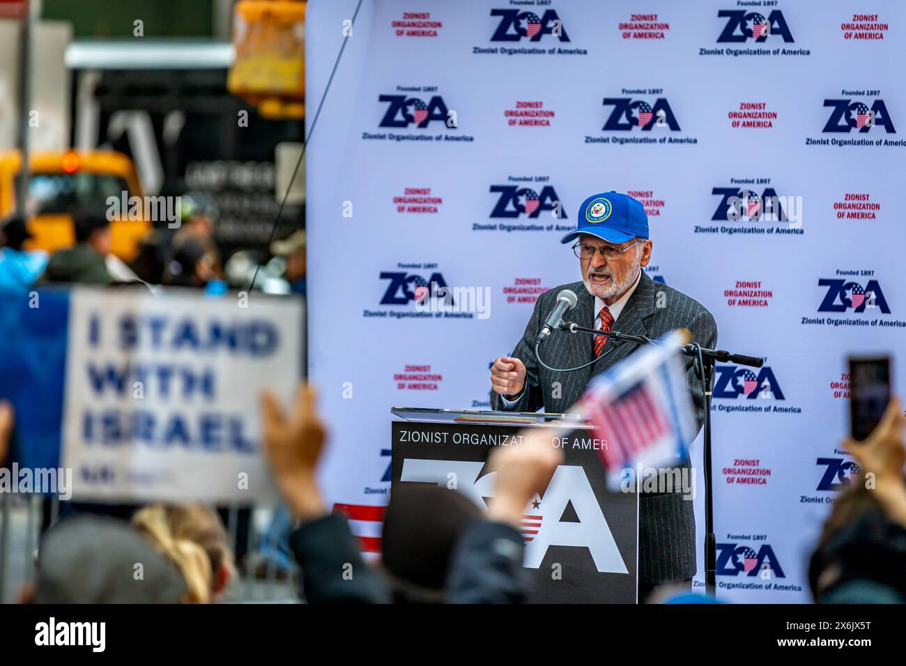 NEW YORK, NEW YORK - 13 MAGGIO: Morton A. Klein, presidente nazionale dell'Organizzazione sionista d'America, parla ad un raduno pro-Israele il 13 maggio 2024 a Times Square New York. Il gruppo ha chiesto di continuare gli attacchi a Gaza e un assalto di terra a Rahfa, dove 1,3 milioni di persone fuggite dai combattimenti in altre parti di Gaza sono state intrappolate contro il confine egiziano con i nostri bisogni umani fondamentali. (Foto di Michael Nigro) credito: SIPA USA/Alamy Live News Foto Stock