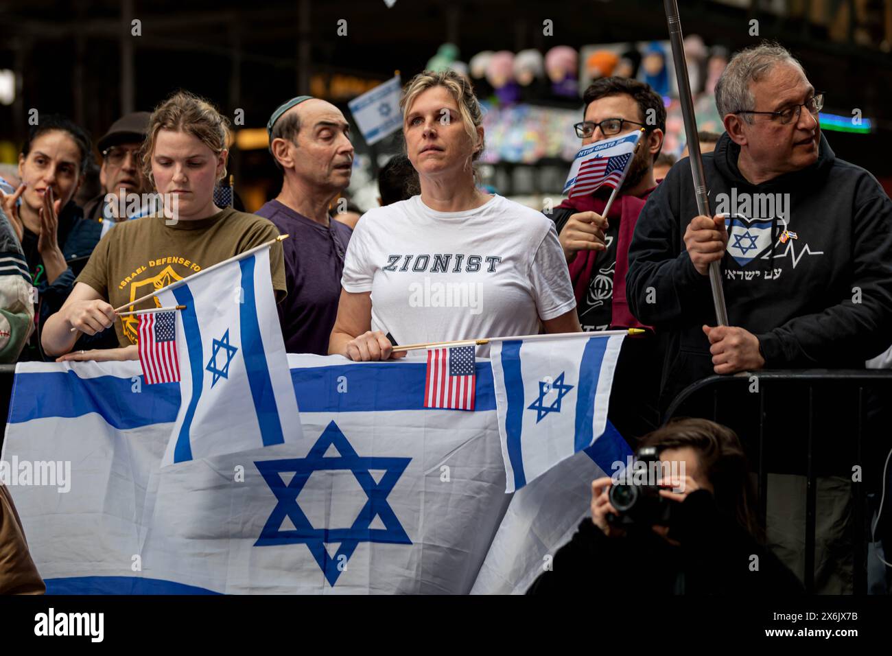 NEW YORK, NEW YORK - 13 MAGGIO: I sostenitori pro-Israele ascoltano gli oratori durante la manifestazione pro-Israele dell'Organizzazione sionista d'America il 13 maggio 2024 a Times Square New York. Il gruppo ha chiesto di continuare gli attacchi a Gaza e un assalto di terra a Rahfa, dove 1,3 milioni di persone fuggite dai combattimenti in altre parti di Gaza sono state intrappolate contro il confine egiziano con i nostri bisogni umani fondamentali. (Foto di Michael Nigro) credito: SIPA USA/Alamy Live News Foto Stock