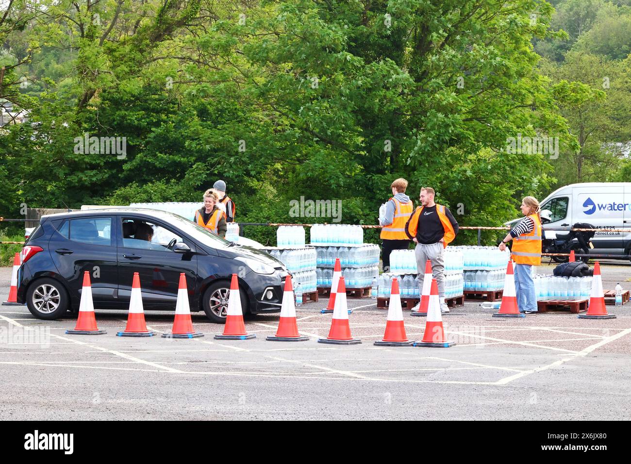 Broadsands Car Park, Brixham, Devon, Regno Unito. 15 maggio 2024. South West Water distribuendo razioni di emergenza di acqua in bottiglia a chiunque sia colpito dall'epidemia di Cryptosporidium a Torbay. 22 casi di malattia causati dal parassita sono stati confermati in due zone di Brixham, con residenti affetti da diarrea e malattia. Crediti: Nidpor/Alamy Live News Foto Stock