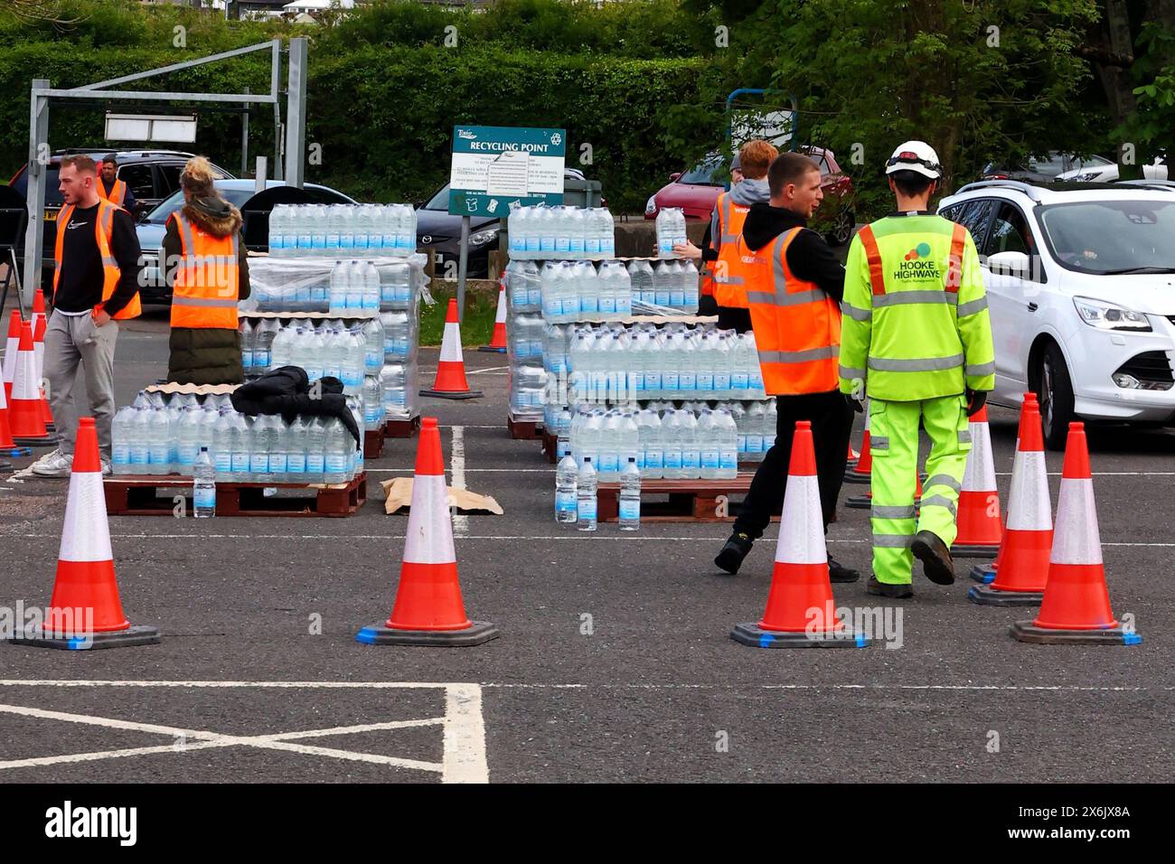 Broadsands Car Park, Brixham, Devon, Regno Unito. 15 maggio 2024. South West Water distribuendo razioni di emergenza di acqua in bottiglia a chiunque sia colpito dall'epidemia di Cryptosporidium a Torbay. 22 casi di malattia causati dal parassita sono stati confermati in due zone di Brixham, con residenti affetti da diarrea e malattia. Crediti: Nidpor/Alamy Live News Foto Stock