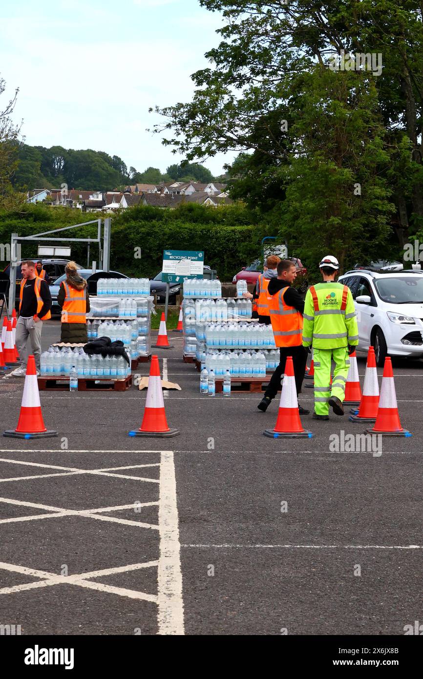 Broadsands Car Park, Brixham, Devon, Regno Unito. 15 maggio 2024. South West Water distribuendo razioni di emergenza di acqua in bottiglia a chiunque sia colpito dall'epidemia di Cryptosporidium a Torbay. 22 casi di malattia causati dal parassita sono stati confermati in due zone di Brixham, con residenti affetti da diarrea e malattia. Crediti: Nidpor/Alamy Live News Foto Stock