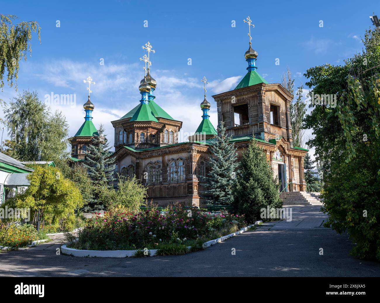 Chiesa ortodossa russa Cattedrale della Santissima Trinità, chiesa in legno con guglie verdi, Karakol, Kirghizistan Foto Stock