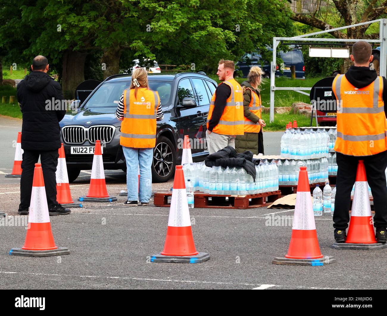 Broadsands Car Park, Brixham, Devon, Regno Unito. 15 maggio 2024. South West Water distribuendo razioni di emergenza di acqua in bottiglia a chiunque sia colpito dall'epidemia di Cryptosporidium a Torbay. 22 casi di malattia causati dal parassita sono stati confermati in due zone di Brixham, con residenti affetti da diarrea e malattia. Crediti: Nidpor/Alamy Live News Foto Stock