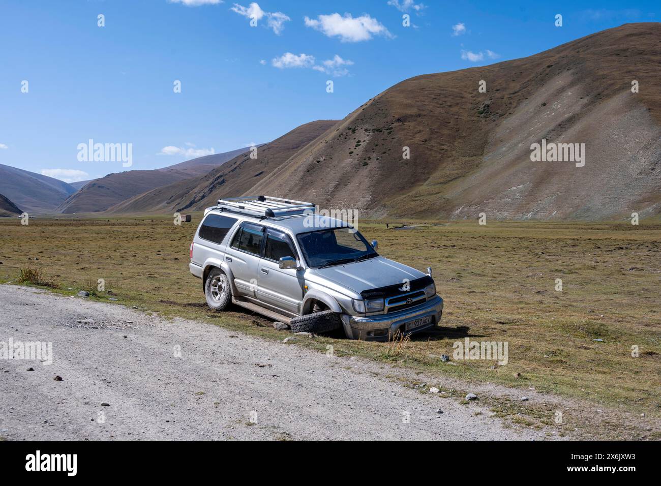 Veicolo fuoristrada in avaria con asse rotto sul lato della strada, valle del Karkyra, fiume Karkyra, Kirghizistan Foto Stock