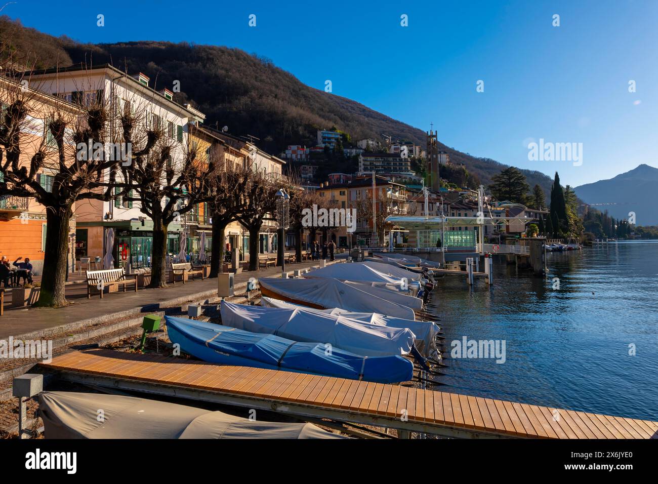 Città di campione d'Italia sul lungomare del Lago di Ceresio in una giornata di sole in Lombardia, Italia Foto Stock