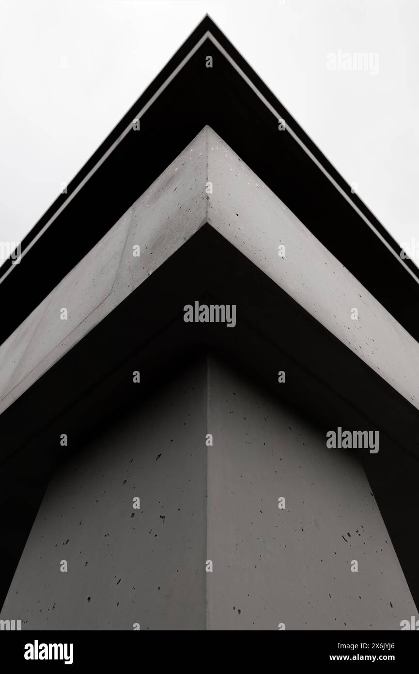 Edificio moderno con forma ad angolo in cemento in Svizzera Foto Stock