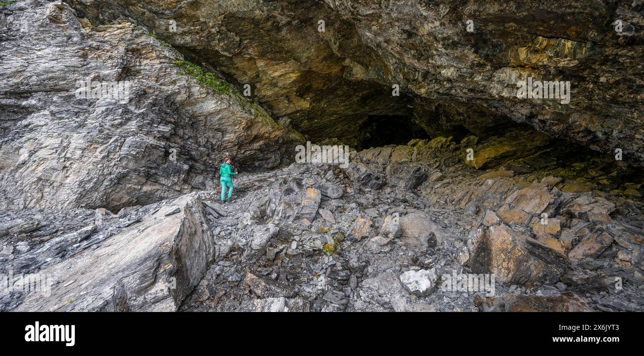 Esplorate le grotte di ghiaccio degli ostaggi in alta Pusteria, Alpi Carniche, Tirolo Orientale, Austria Foto Stock