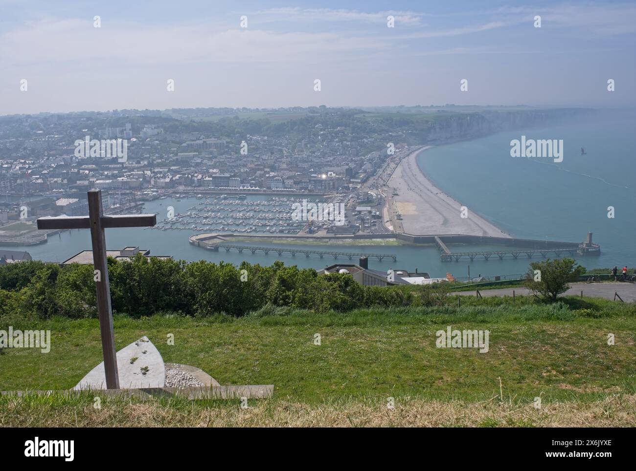 Fecamp, Francia - 10 maggio 2024: Fecamp dal punto panoramico sulla collina. Gente che cammina nella città di Fecamp. Strade, spiaggia ed edifici. Stile di vita Foto Stock