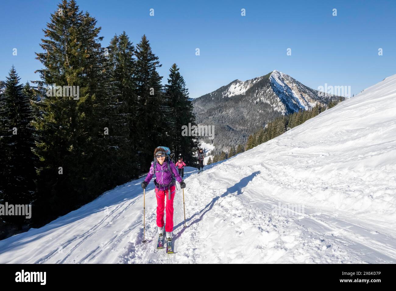 Scialpinismo che scalano Aiplspitz, Mangfall, Prealpi bavaresi, Baviera, Tirolo, Germania Foto Stock