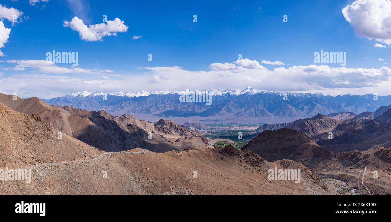 Panorama dal passo di Khardong, il secondo passo autostradale più alto del mondo, sopra Leh e la valle dell'Indo fino a Stok Kangri, 6153 m, Ladakh, Jammu Foto Stock