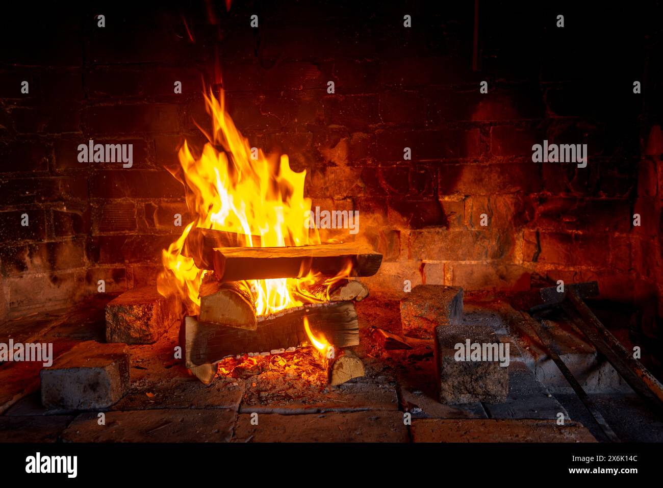 Legna da falò in un forno a legna. Caminetto. Foto Stock