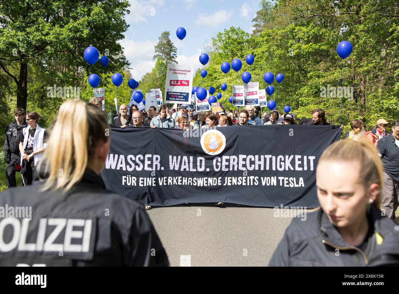 Partecipanti con striscione acqua. Foresta. Giustizia. Per un giro del traffico oltre Tesla e mongolfiere sulla strada L23 alla dimostrazione Wasser. Foto Stock