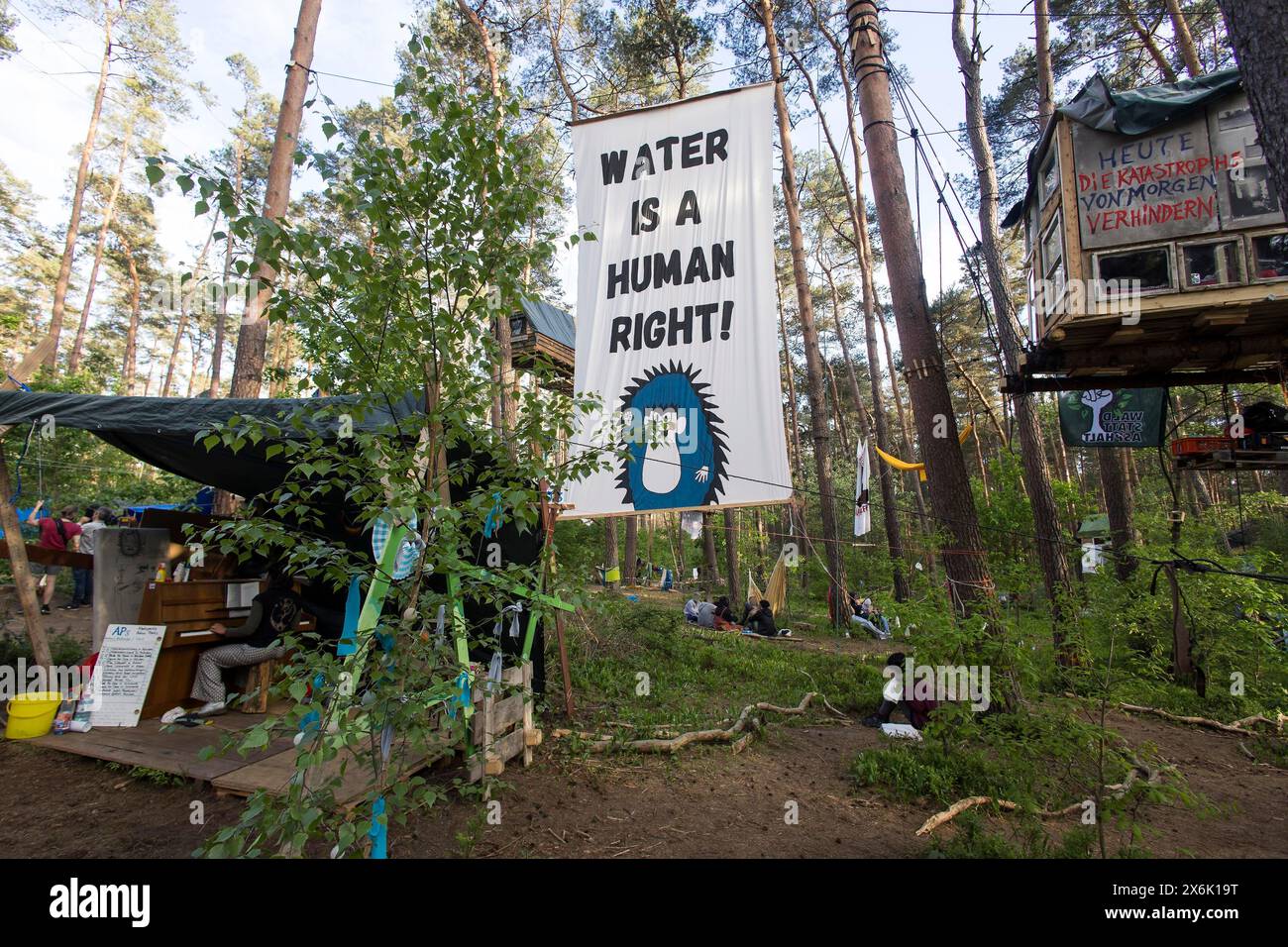 Piazza centrale e banner l'acqua è un diritto umano! (L'acqua è un diritto umano!) Nella sezione forestale occupata Tesla Stop . L'occupazione della foresta Foto Stock